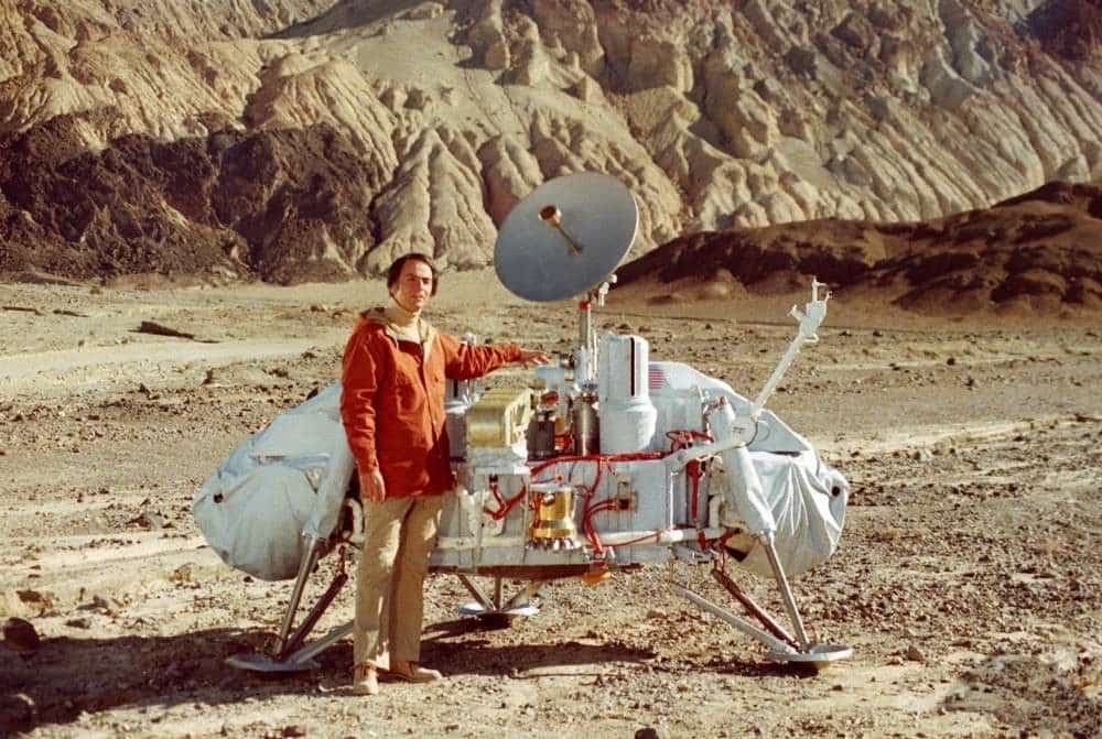 Carl Sagan posant devant la sonde Viking 1