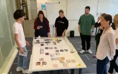 Des collaborateurs participent à un atelier de la fresque du climat.