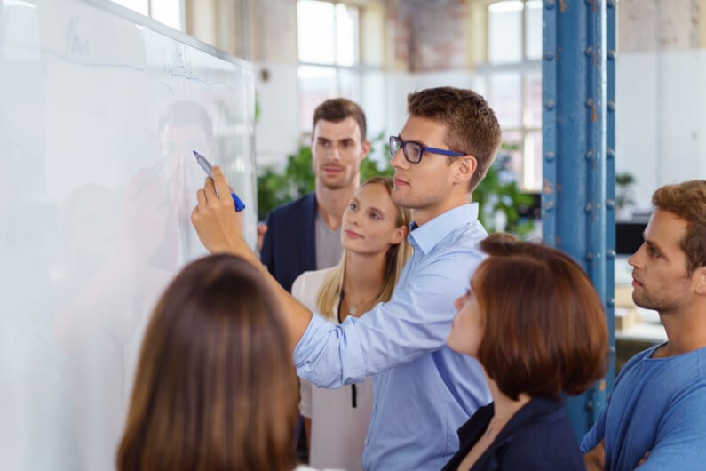 Welke trainingsstrategie om agenten aan te trekken en te behouden?