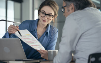 Een assistente presenteert een project aan haar manager