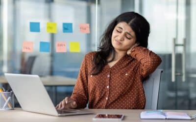 Ergonomie: waarom en hoe moeten we erover nadenken? Een slechte houding bij het werken achter een computerscherm kan leiden tot pijnklachten waardoor werknemers minder effectief zijn op het werk.