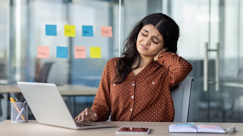 Ergonomie: waarom en hoe moeten we erover nadenken? Een slechte houding bij het werken achter een computerscherm kan leiden tot pijnklachten waardoor werknemers minder effectief zijn op het werk.