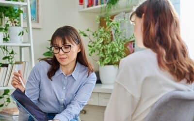 Deux femmes sont en entretien en tête à tête dans le cadre d'un conseil en évolution professionnelle.